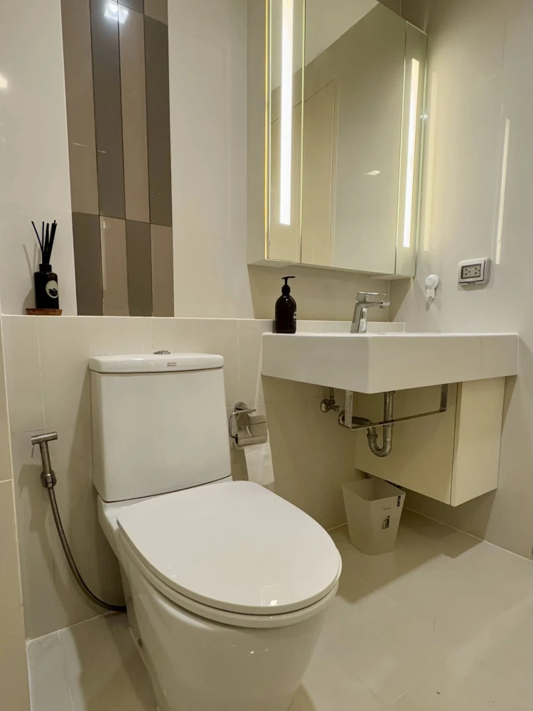 For sale or rent: Q House Sukhumvit 79, a nice room on the 17th floor, good location, comes with complete furniture and amenities. Reserve now!