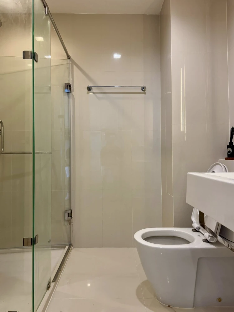 For sale or rent: Q House Sukhumvit 79, a nice room on the 17th floor, good location, comes with complete furniture and amenities. Reserve now!