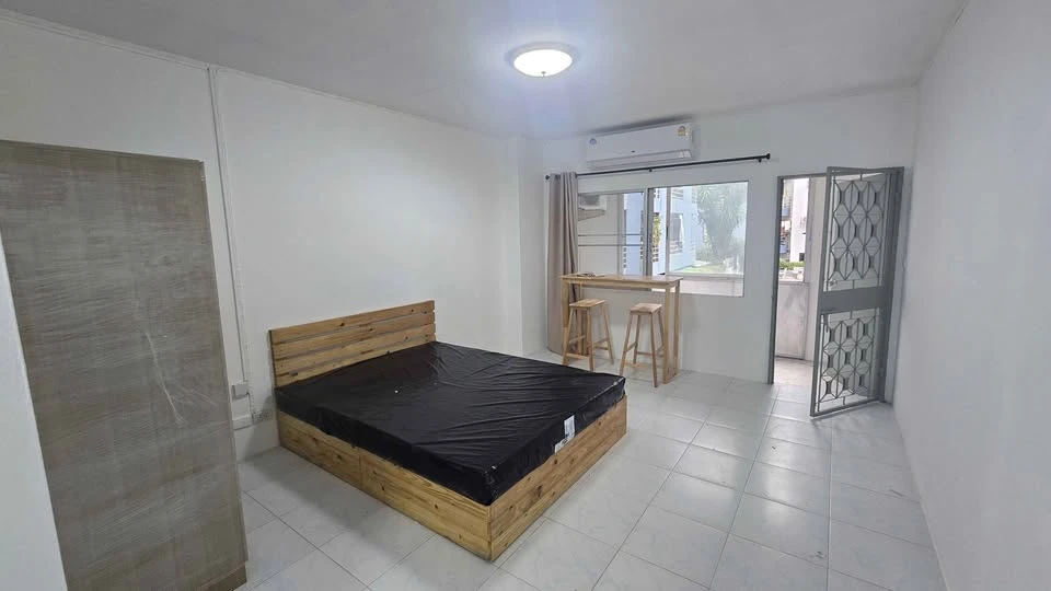 For sale or rent: Ratchada Prestige Ladprao, 2nd floor unit, fully furnished, pool view. Book now! images