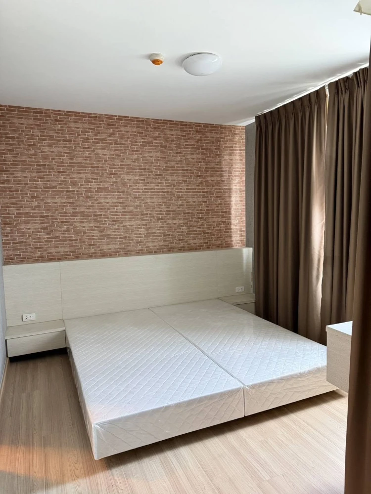 ขาย ให้เช่า Rill Condo Rangsit ติดวอลเปเปอร์ทั้งห้อง ชั้นวางของบิ้วอิน ตู้เสื้อผ้าบิ้วอินทั้งสองห้อง โดยในห้องนอนใหญ่เป็น walk in closet รีบจองเลย