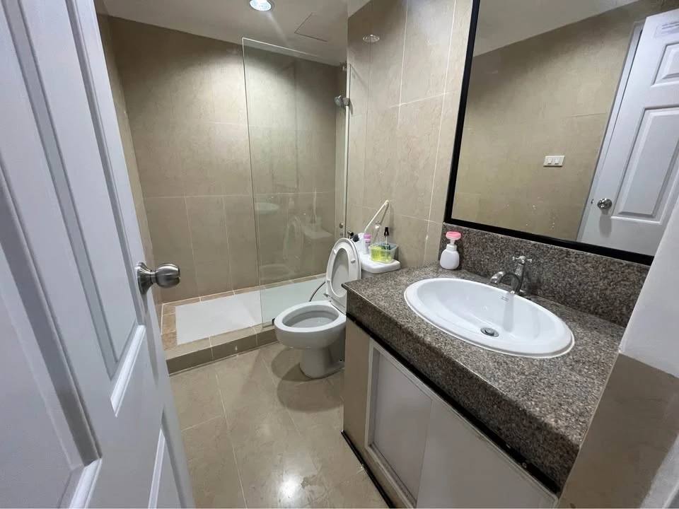 For sale or rent: River Heaven, Daisy building, very large unit with Bangkok Bridge view. Book now before it's too late!