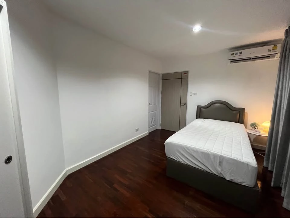 For sale or rent: River Heaven, Daisy building, very large unit with Bangkok Bridge view. Book now before it's too late!