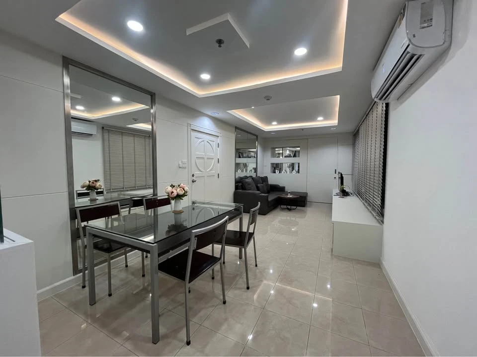 For sale or rent: River Heaven, Daisy building, very large unit with Bangkok Bridge view. Book now before it's too late!