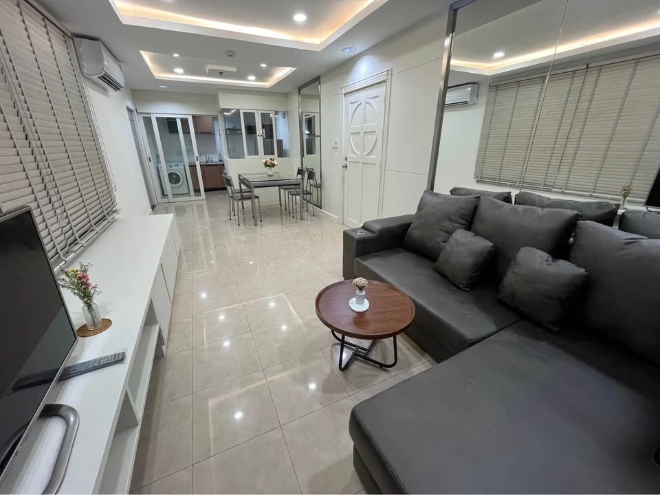 For sale or rent: River Heaven, Daisy building, very large unit with Bangkok Bridge view. Book now before it's too late!