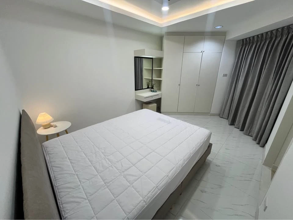 For sale or rent: River Heaven, Daisy building, very large unit with Bangkok Bridge view. Book now before it's too late!