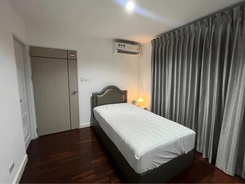 For sale or rent: River Heaven, Daisy building, very large unit with Bangkok Bridge view. Book now before it's too late!