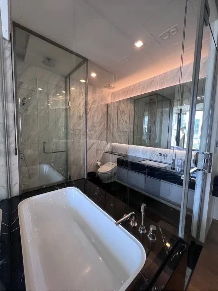 For sale or rent: Saladaeng One, a luxurious condo with Lumpini Park views, beautifully decorated and ready to move in. Book now!