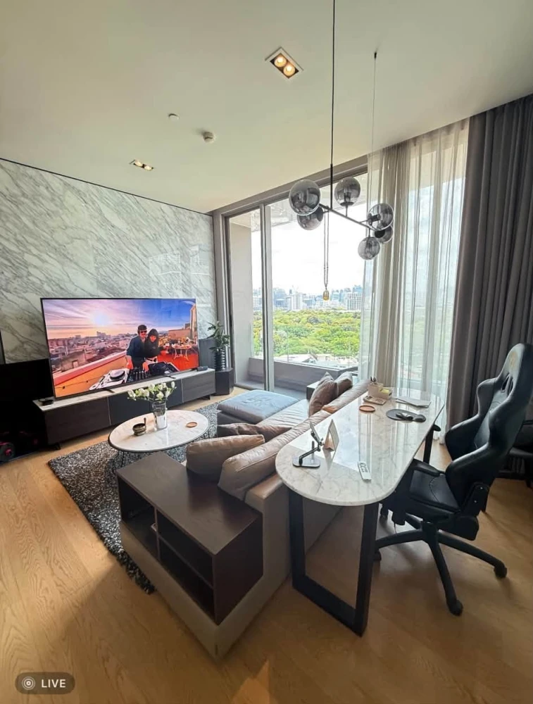 For sale or rent: Saladaeng One, a luxurious condo with Lumpini Park views, beautifully decorated and ready to move in. Book now!