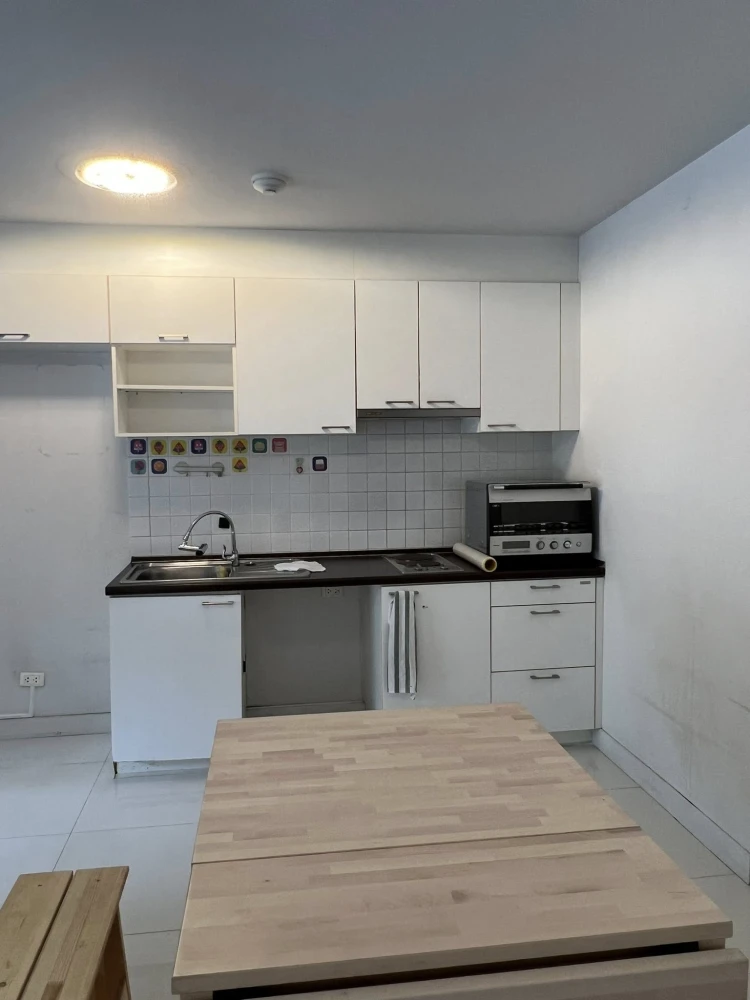 For sale or rent: Sathorn Plus-By The Garden. Spacious room with plenty of usable space. Fully furnished. Comes with a large sofa. Reserve now!