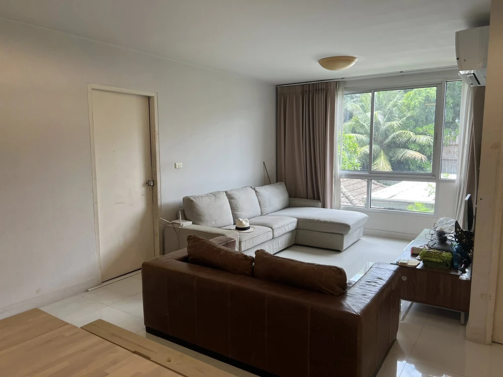For sale or rent: Sathorn Plus-By The Garden. Spacious room with plenty of usable space. Fully furnished. Comes with a large sofa. Reserve now!