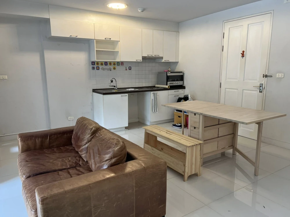 For sale or rent: Sathorn Plus-By The Garden. Spacious room with plenty of usable space. Fully furnished. Comes with a large sofa. Reserve now!