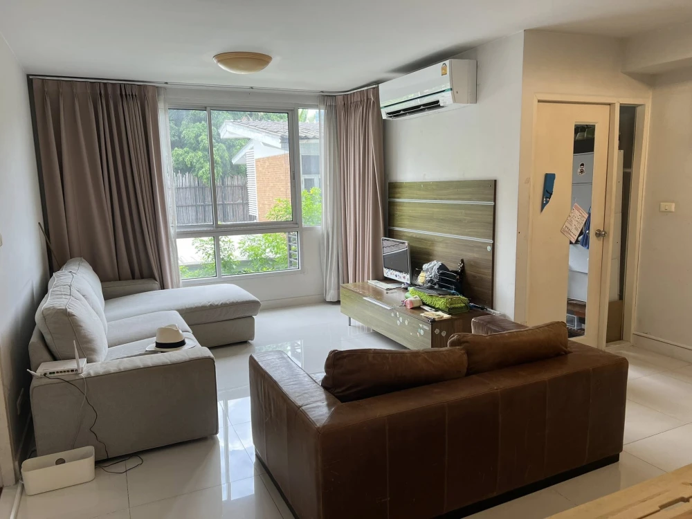 For sale or rent: Sathorn Plus-By The Garden. Spacious room with plenty of usable space. Fully furnished. Comes with a large sofa. Reserve now!