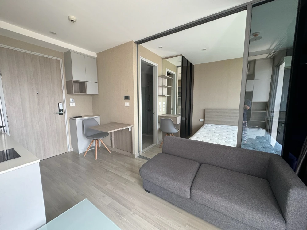 For sale or rent: Sign Sukhumvit 50. A lovely unit with complete furniture and appliances. Just bring your belongings and move in! You won't want to m