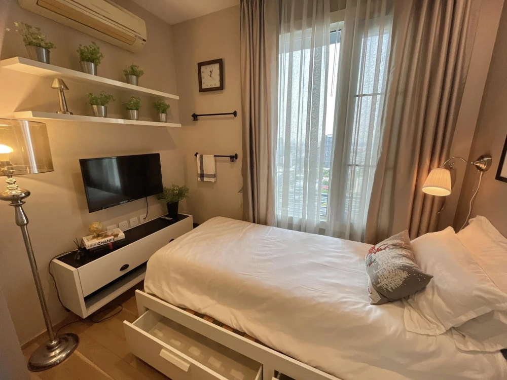 For sale, for rent Siri @ Sukhumvit, beautifully decorated room, lots of usable space, overlooking the swimming pool, hurry and book now!