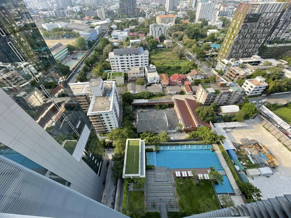For sale, for rent Siri @ Sukhumvit, beautifully decorated room, lots of usable space, overlooking the swimming pool, hurry and book now!