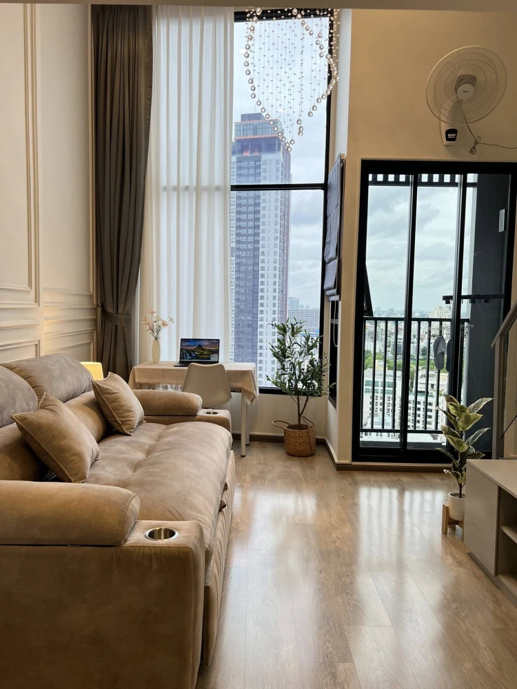 For sale or rent: SOHO Bangkok Ratchada, North-facing unit, prime location, high-quality built-in furniture, fully furnished. Book now!