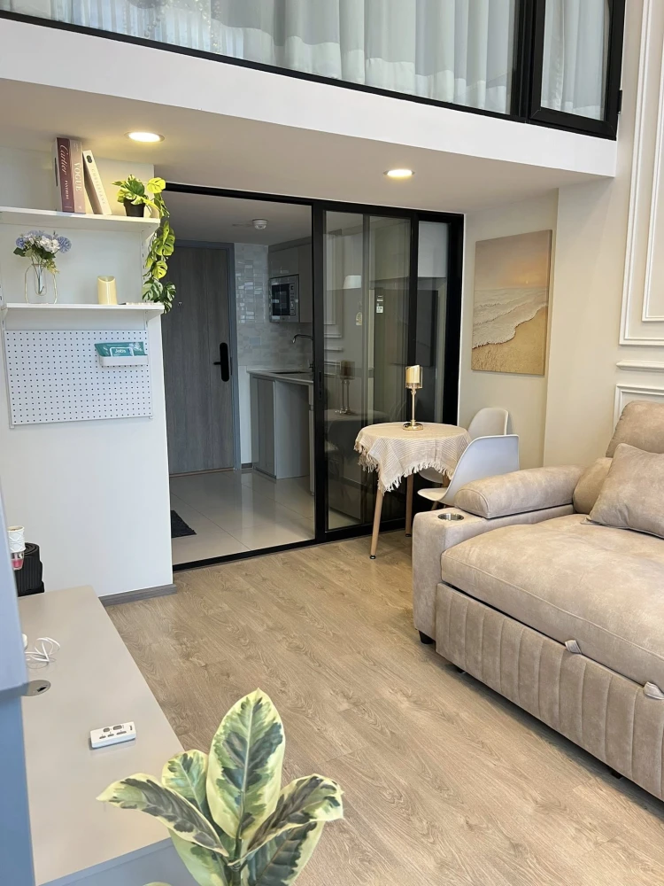 For sale or rent: SOHO Bangkok Ratchada, North-facing unit, prime location, high-quality built-in furniture, fully furnished. Book now!