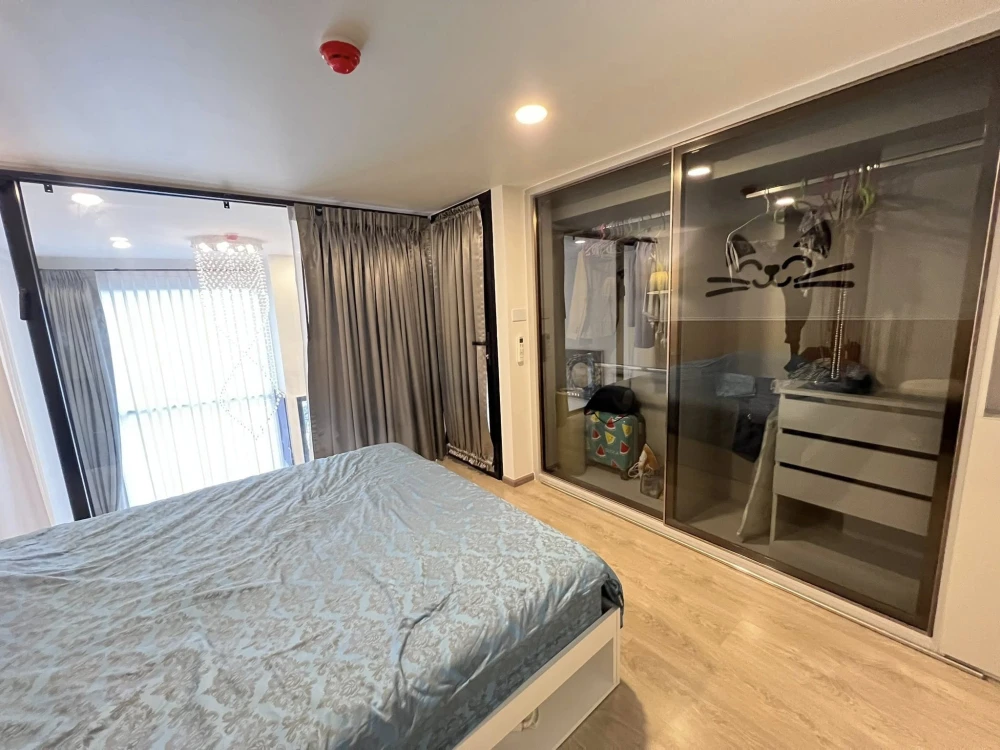 For sale or rent: SOHO Bangkok Ratchada, North-facing unit, prime location, high-quality built-in furniture, fully furnished. Book now!