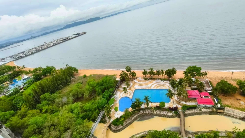 For sale or rent: Sunshine Beach Condotel, high floor unit with beautiful, unblocked views and spacious living area. Don't miss out!