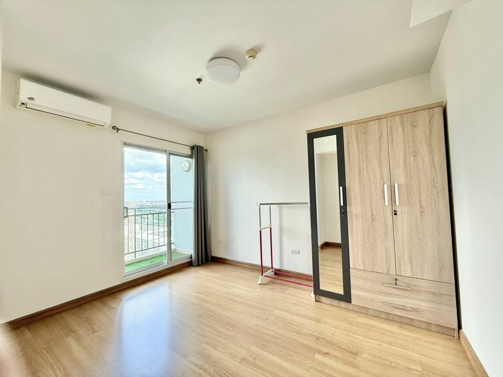 For sale or rent: Supalai City Resort Chaengwatthana. Spacious room with plenty of usable space. Fully furnished. Reserve now!