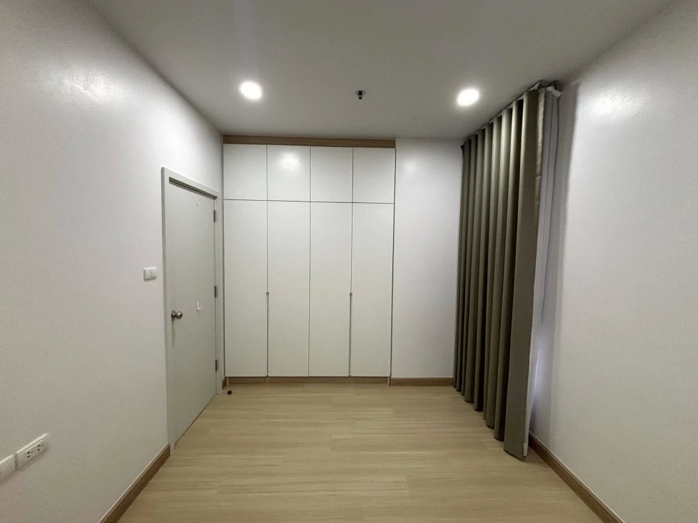 For sale or rent: Supalai Loft Prajadhipok-Wongwian Yai. Spacious room with plenty of usable space. Good location. Reserve now!