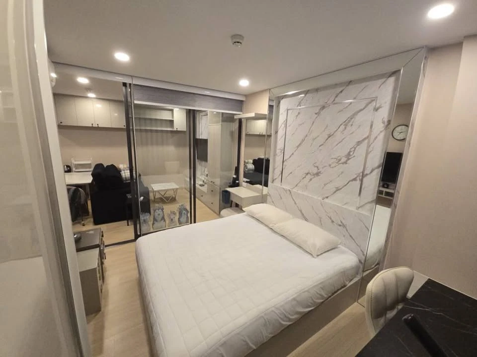 For sale or rent: Supalai Prime Rama 9. A lovely unit, fully furnished and equipped with all appliances—just bring your suitcase and move right in! Do