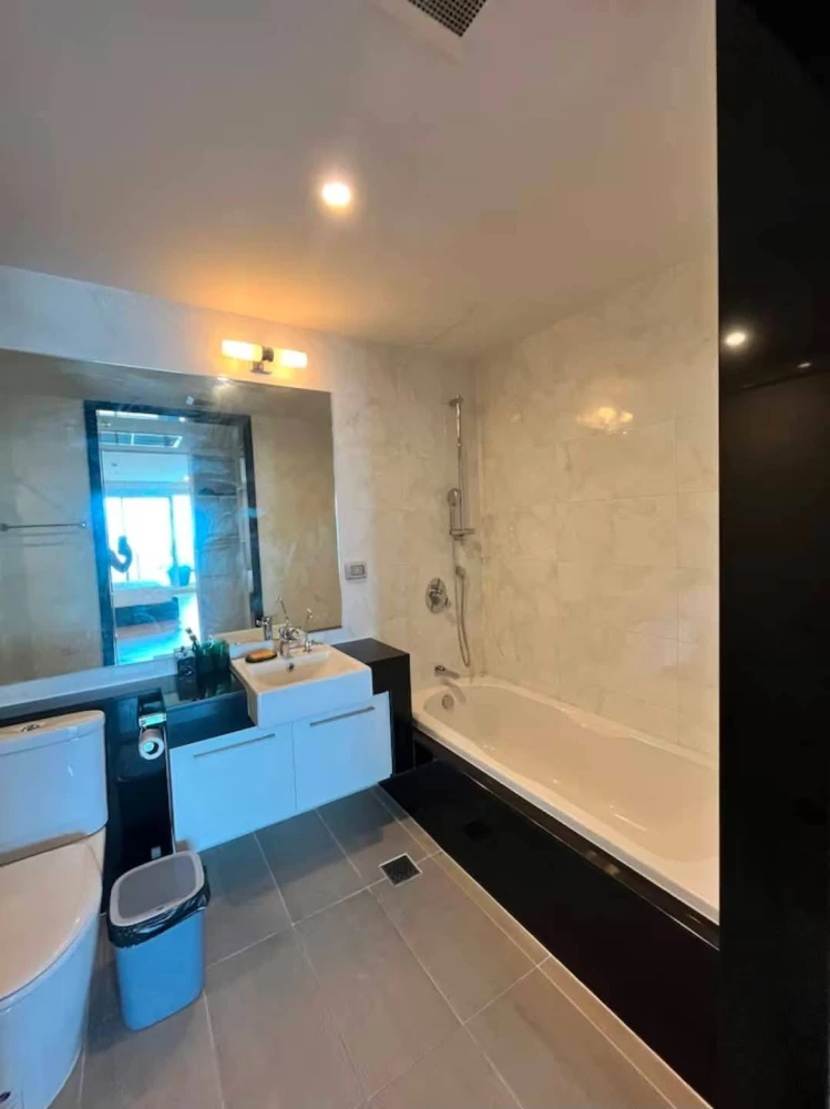 For sale or rent: Supalai Riva Grand Rama 3, high floor (26th floor), 4 bedrooms, 5 bathrooms, beautifully decorated. Don't miss this opportunity!