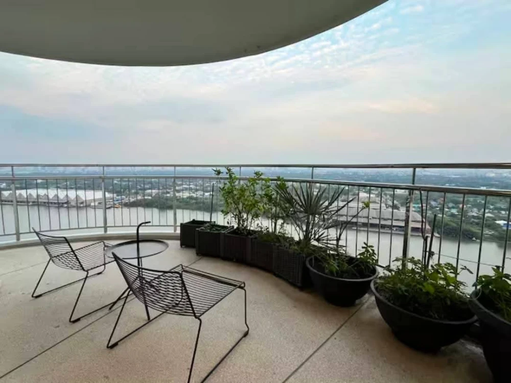 For sale or rent: Supalai Riva Grand Rama 3, high floor (26th floor), 4 bedrooms, 5 bathrooms, beautifully decorated. Don't miss this opportunity!