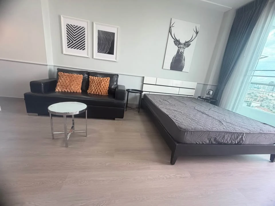 For Sale/Rent: Studio unit at Supalai River Place. Located on a high floor and fully equipped with amenities. Book now—don't miss out!
