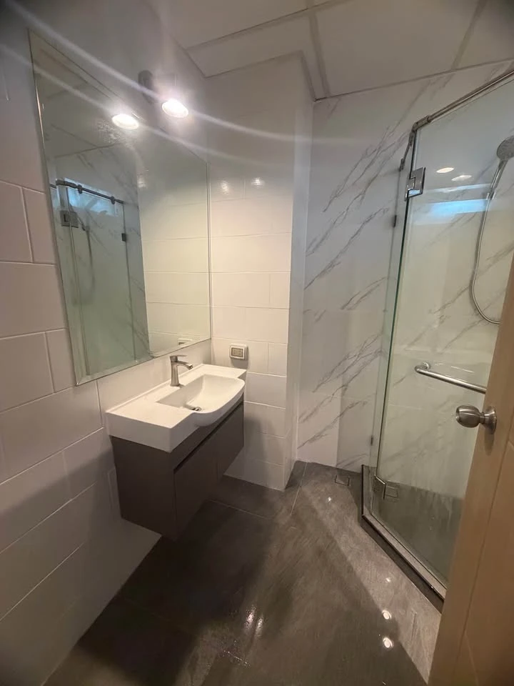 For Sale/Rent: Studio unit at Supalai River Place. Located on a high floor and fully equipped with amenities. Book now—don't miss out!