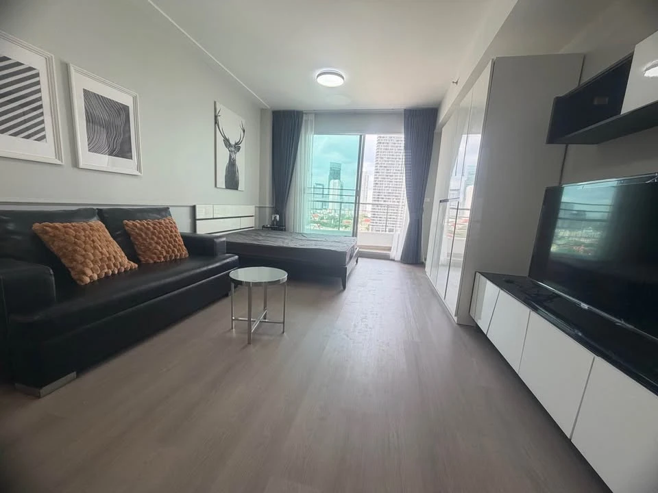For Sale/Rent: Studio unit at Supalai River Place. Located on a high floor and fully equipped with amenities. Book now—don't miss out!