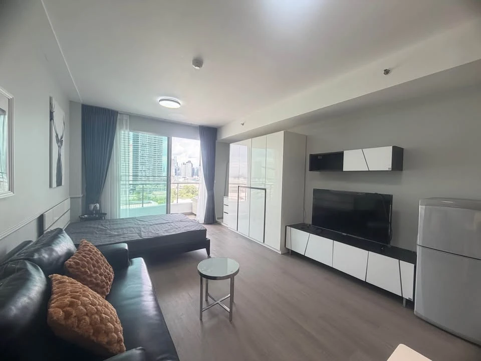 For Sale/Rent: Studio unit at Supalai River Place. Located on a high floor and fully equipped with amenities. Book now—don't miss out!