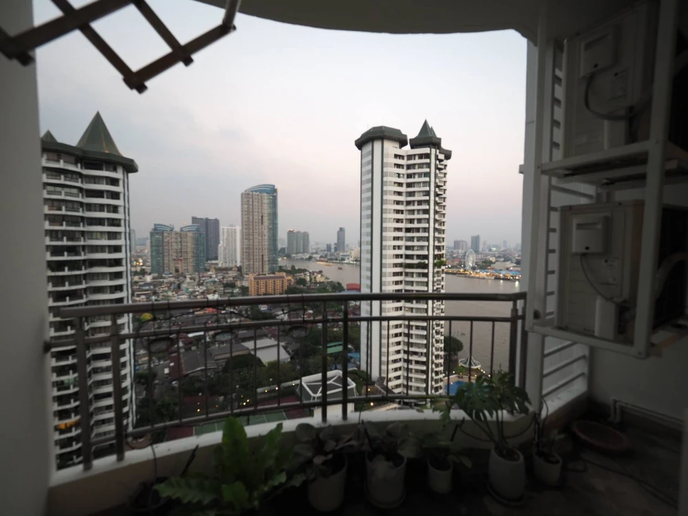 For sale or rent: Supalai River Resort, 1 bedroom, spacious living area, prime location, stunning Chao Phraya River views. Book now!