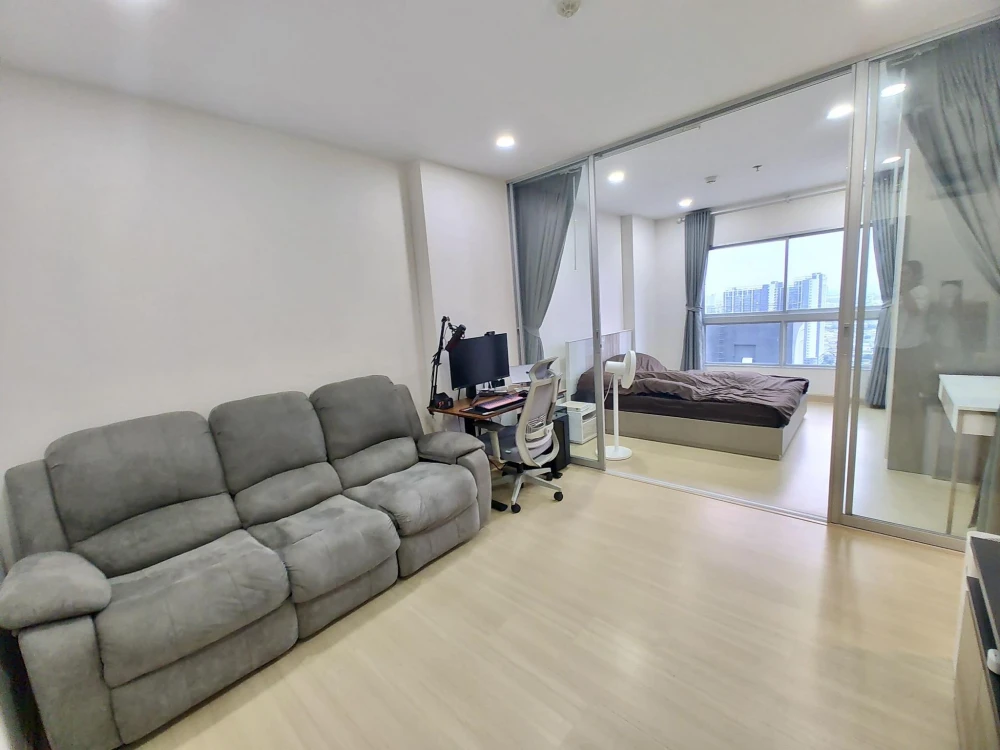 For sale or rent: Supalai Veranda Phasi Charoen Station. Spacious rooms with ample living space and stunning city views from high floors. Book now!