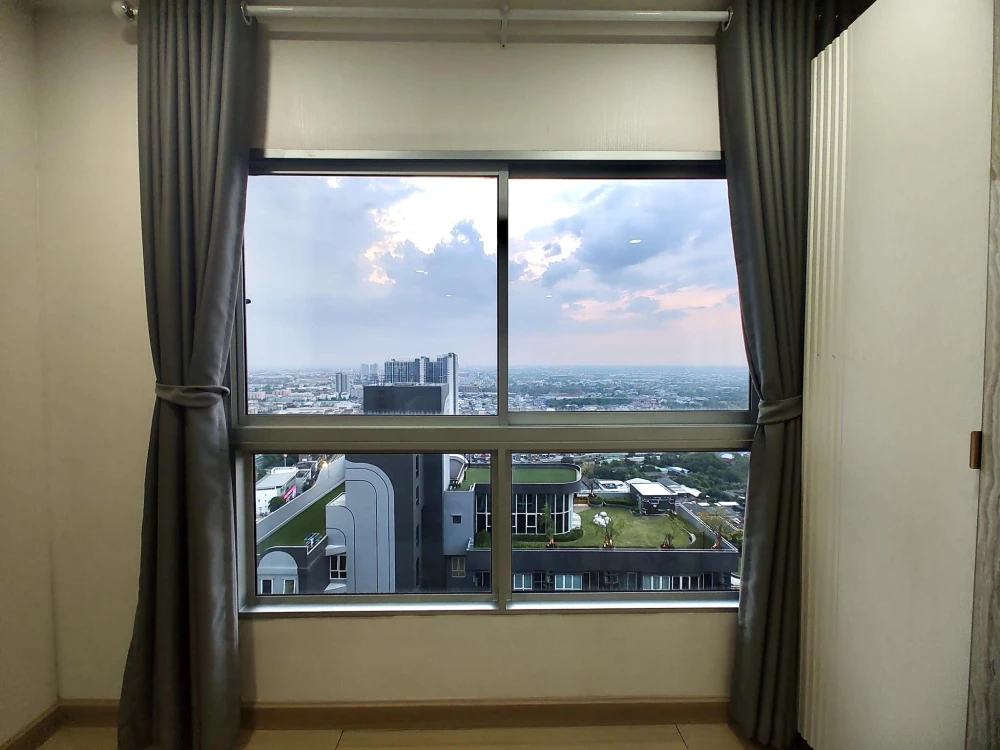 For sale or rent: Supalai Veranda Phasi Charoen Station. Spacious rooms with ample living space and stunning city views from high floors. Book now!