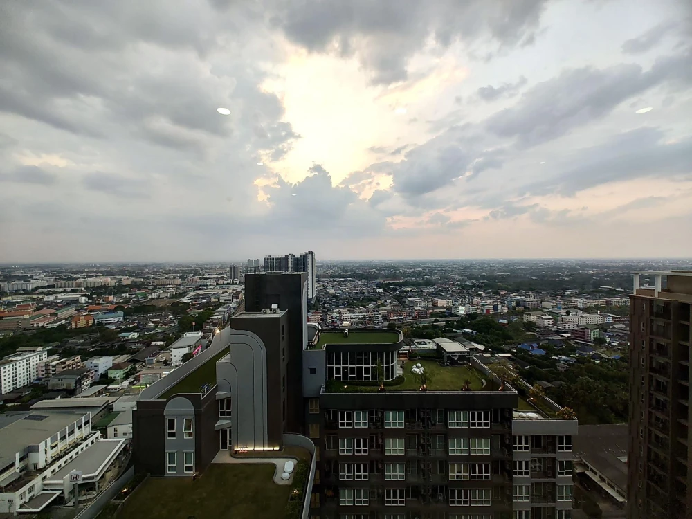 For sale or rent: Supalai Veranda Phasi Charoen Station. Spacious rooms with ample living space and stunning city views from high floors. Book now!