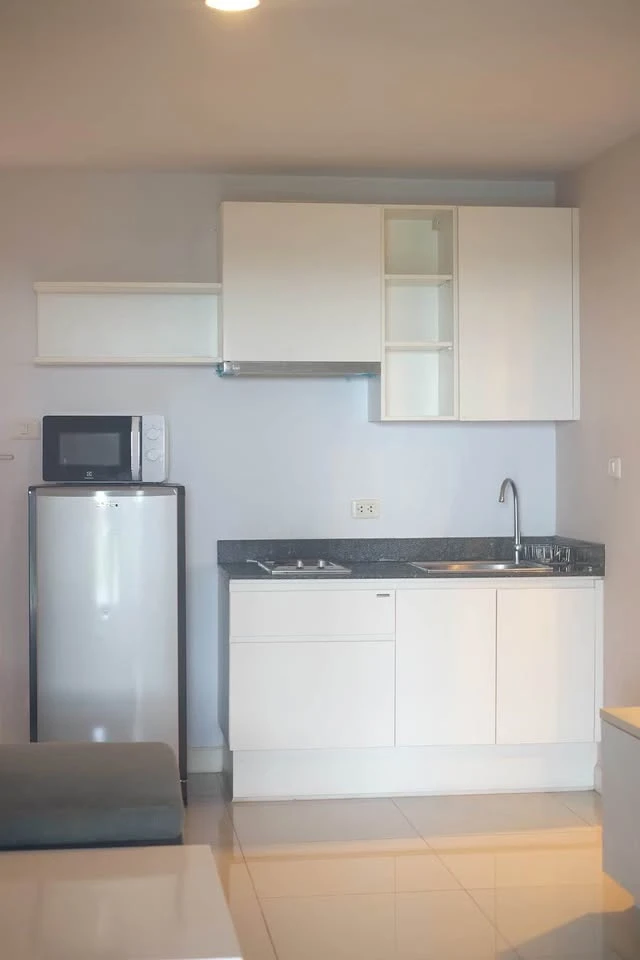 For sale, for rent Swift Condo, 8th floor, lots of usable space, not too hot, breezy room, no buildings blocking the view, move in now, don't hesitate