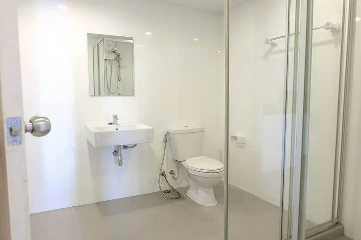 For sale, for rent Swift Condo, 8th floor, lots of usable space, not too hot, breezy room, no buildings blocking the view, move in now, don't hesitate