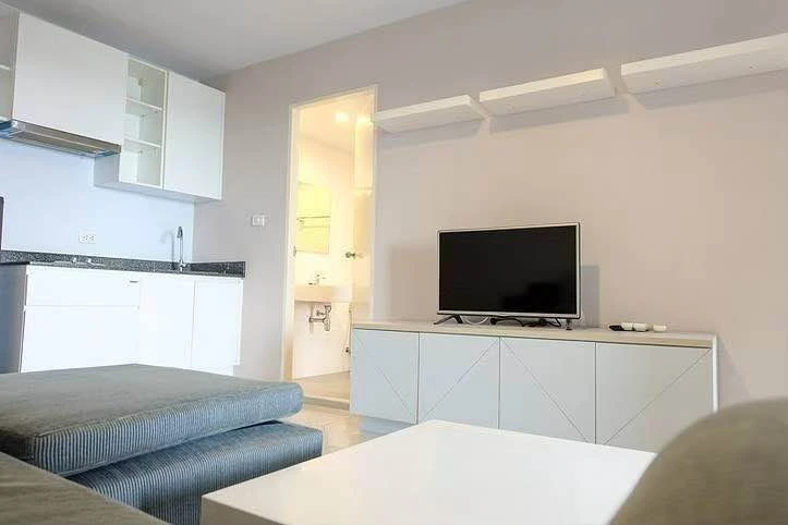For sale, for rent Swift Condo, 8th floor, lots of usable space, not too hot, breezy room, no buildings blocking the view, move in now, don't hesitate