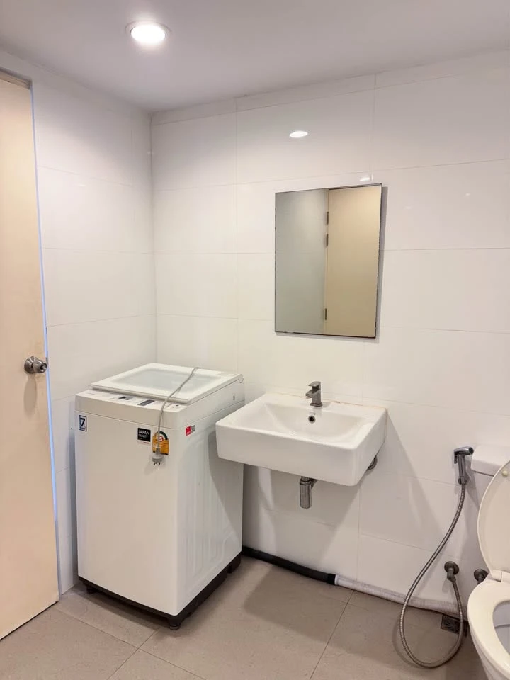 For sale, for rent Swift Condo, 8th floor, lots of usable space, not too hot, breezy room, no buildings blocking the view, move in now, don't hesitate