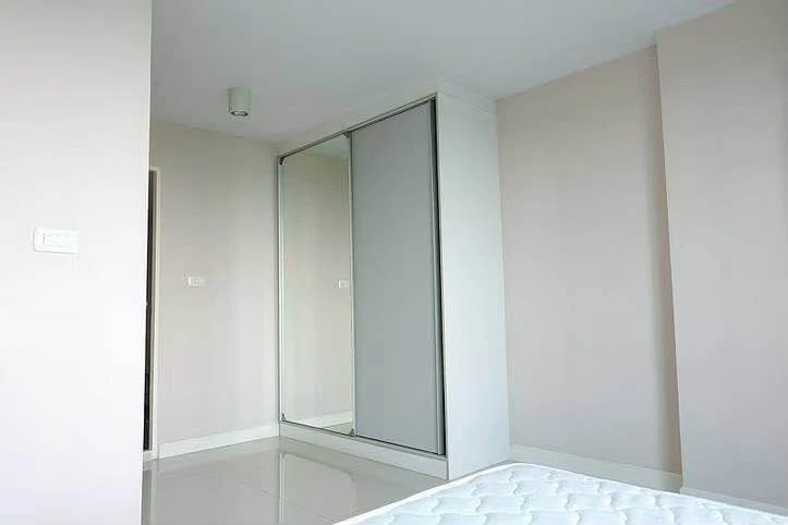 For sale, for rent Swift Condo, 8th floor, lots of usable space, not too hot, breezy room, no buildings blocking the view, move in now, don't hesitate