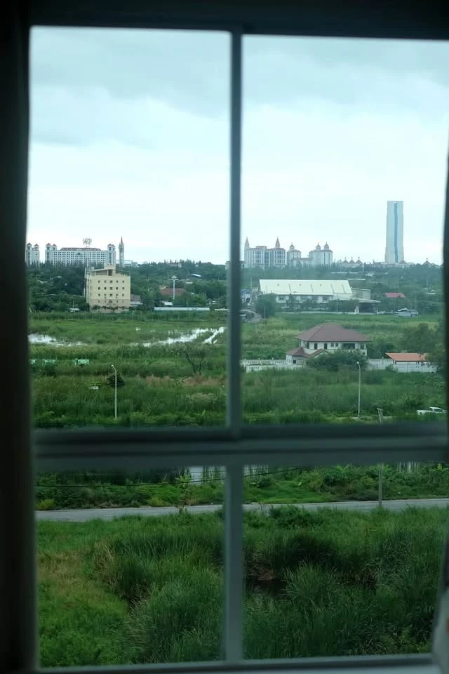 For sale, for rent Swift Condo, 8th floor, lots of usable space, not too hot, breezy room, no buildings blocking the view, move in now, don't hesitate