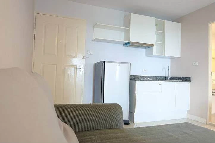 For sale, for rent Swift Condo, 8th floor, lots of usable space, not too hot, breezy room, no buildings blocking the view, move in now, don't hesitate