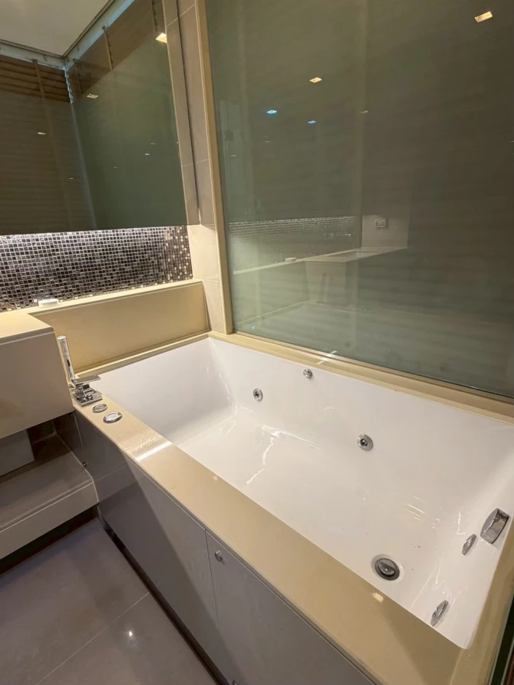 For sale or rent: The Address Asoke. Spacious unit with plenty of usable space, extremely comfortable and convenient to live in.