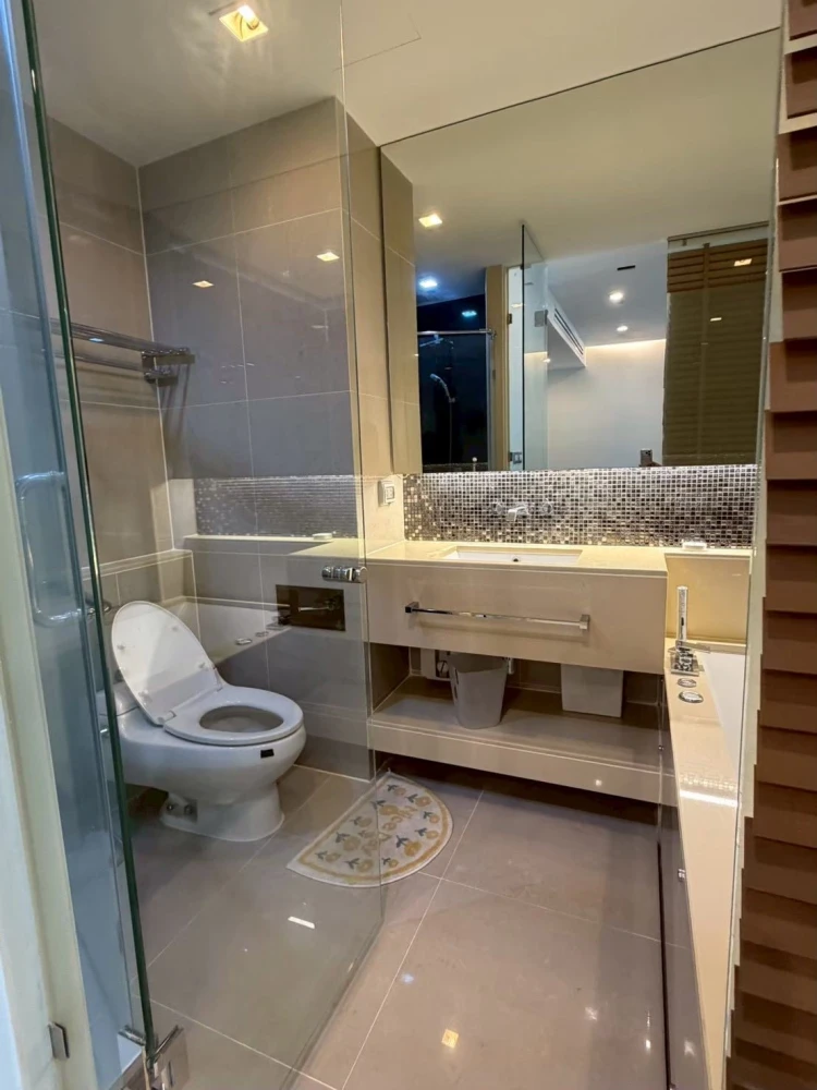 For sale or rent: The Address Asoke. Spacious unit with plenty of usable space, extremely comfortable and convenient to live in.