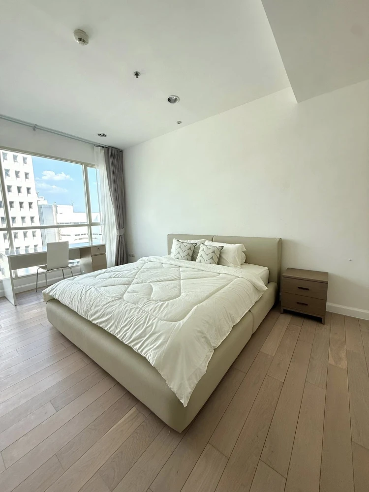 For sale or rent: The Address Chidlom. Corner unit offering privacy, great location, and spacious living area. Book now!