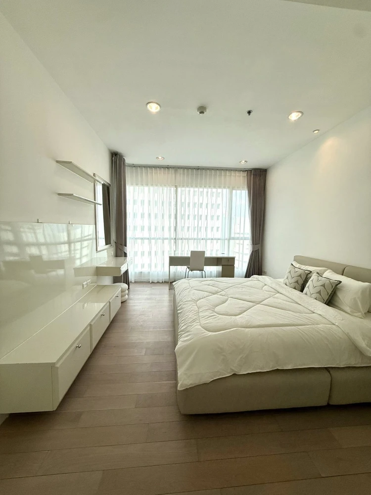For sale or rent: The Address Chidlom. Corner unit offering privacy, great location, and spacious living area. Book now!