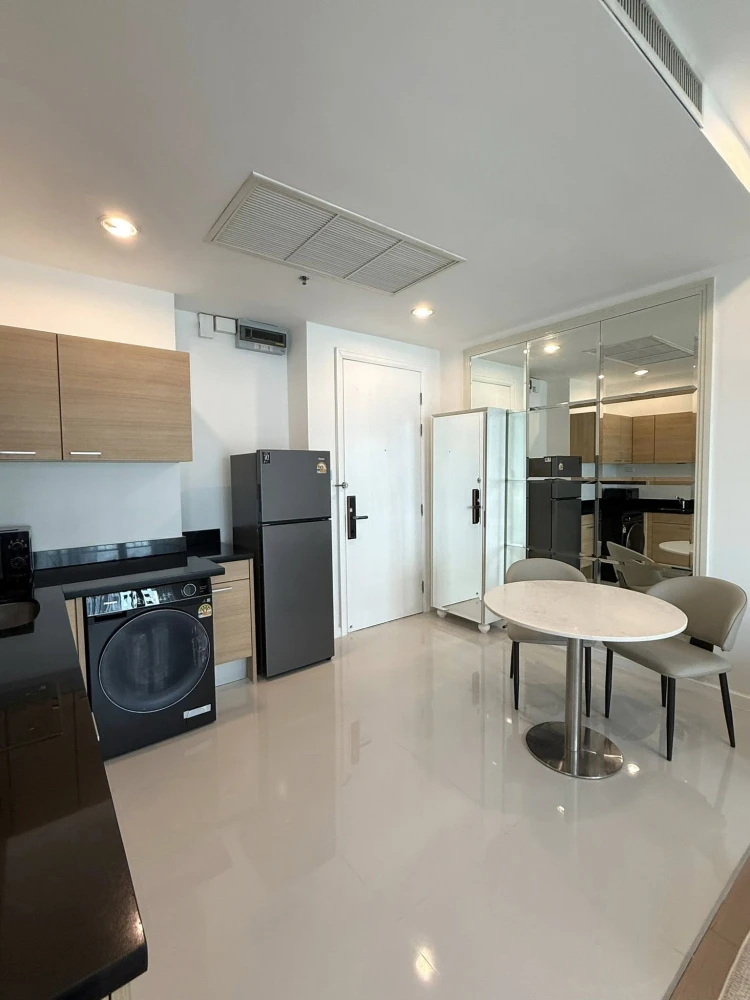 For sale or rent: The Address Chidlom. Corner unit offering privacy, great location, and spacious living area. Book now!