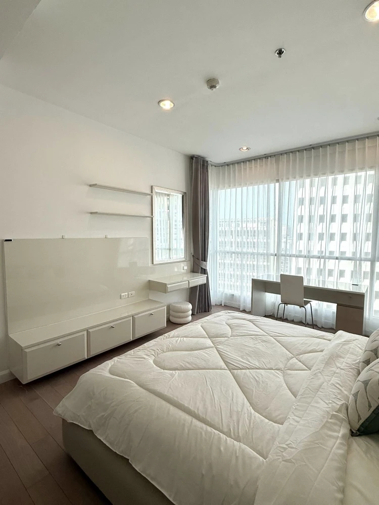 For sale or rent: The Address Chidlom. Corner unit offering privacy, great location, and spacious living area. Book now!