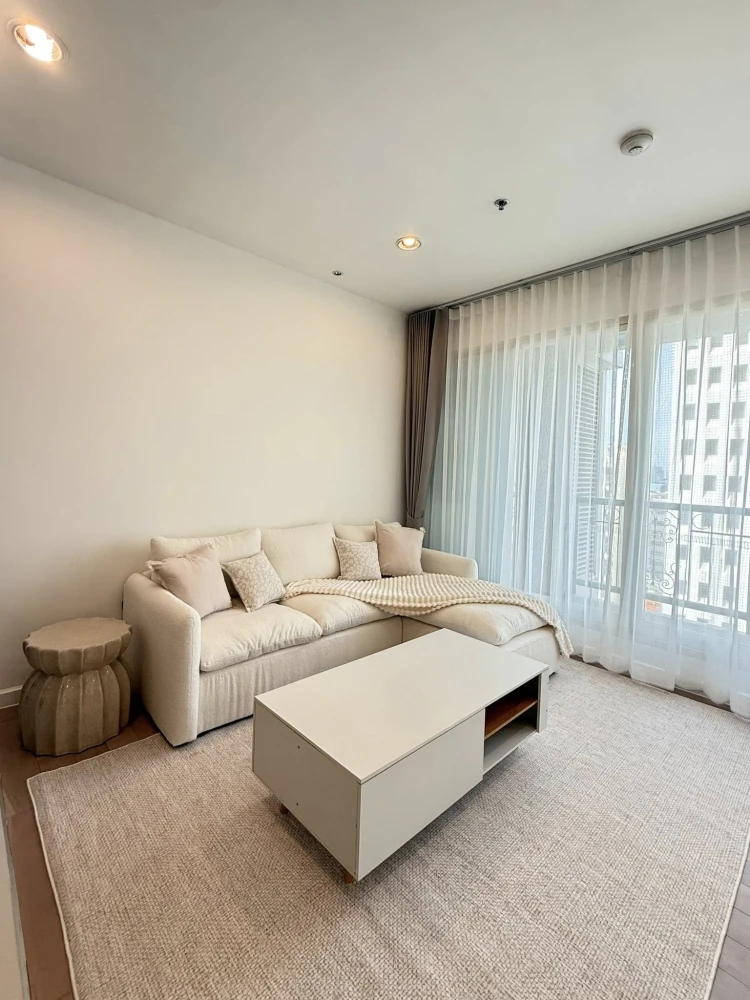For sale or rent: The Address Chidlom. Corner unit offering privacy, great location, and spacious living area. Book now!
